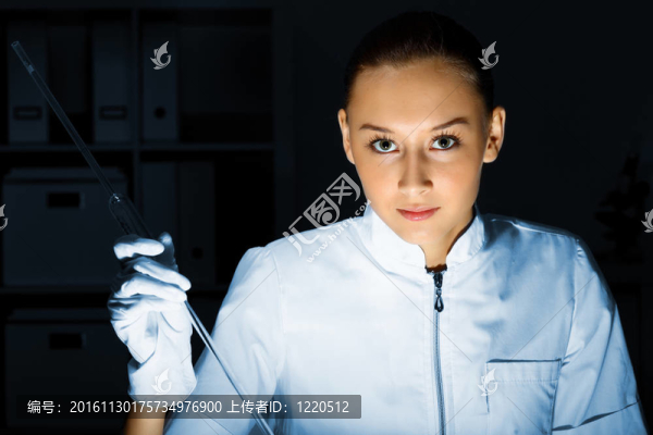 在實驗室工作的年輕化學家