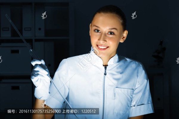 在實(shí)驗(yàn)室工作的年輕化學(xué)家
