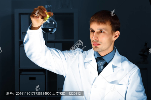 在實驗室工作的年輕化學(xué)家