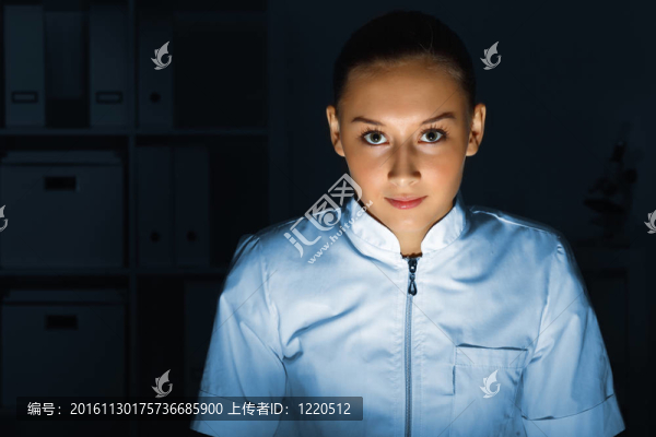 在實驗室工作的年輕化學(xué)家