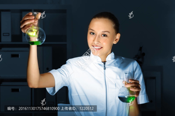 在實(shí)驗(yàn)室工作的年輕化學(xué)家