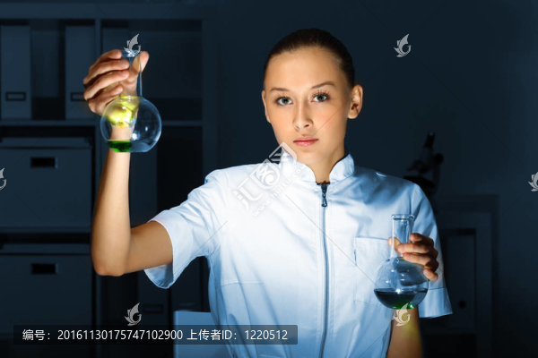 在實驗室工作的年輕化學家
