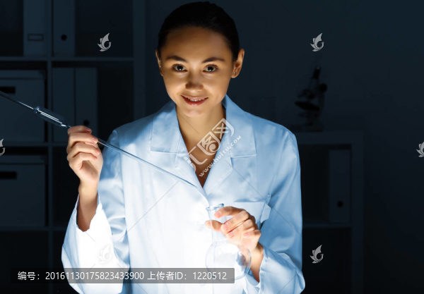 在實(shí)驗(yàn)室工作的年輕化學(xué)家