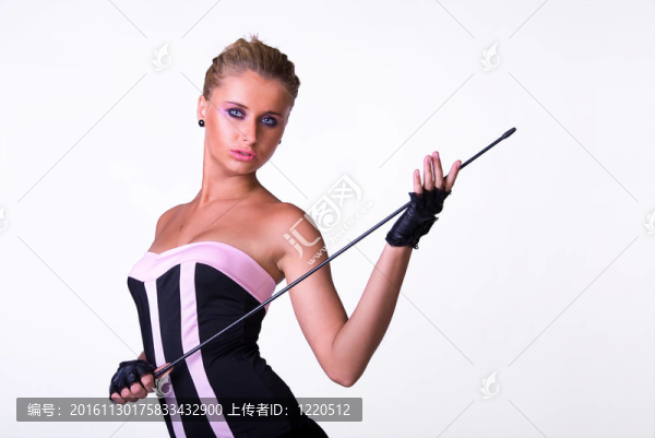 黑色和粉紅色裝扮的女性模特