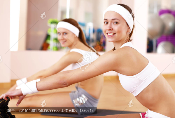 年輕女子在健身房做運(yùn)動(dòng)