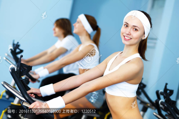 年輕女子在健身房做運(yùn)動(dòng)