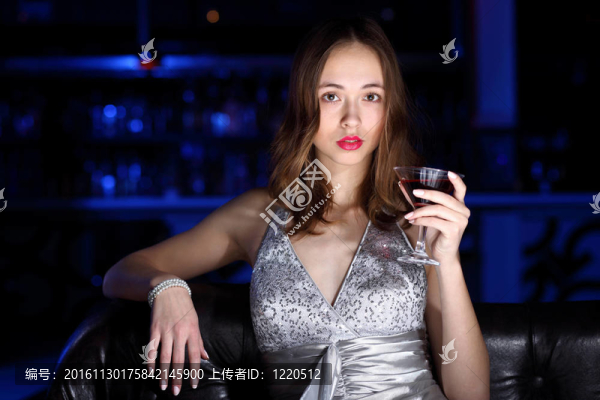 年輕女子在夜總會喝一杯