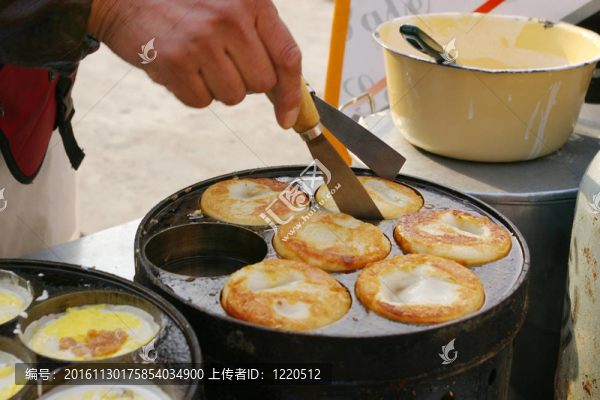 中國(guó)街頭食品；雞蛋和肉蛋糕。