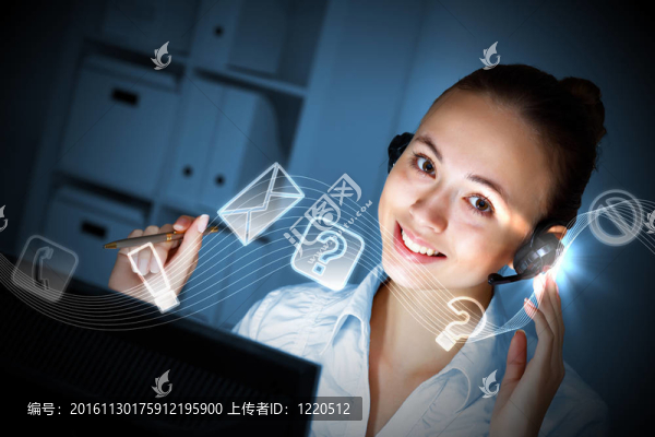 年輕女士在商務(wù)服和耳機