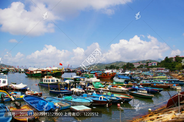 Cheung,Chau在香港的海景；以漁船為背景。
