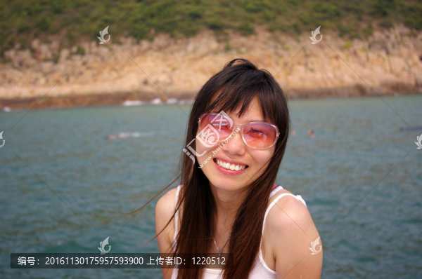 夏天戴太陽鏡的亞洲女人