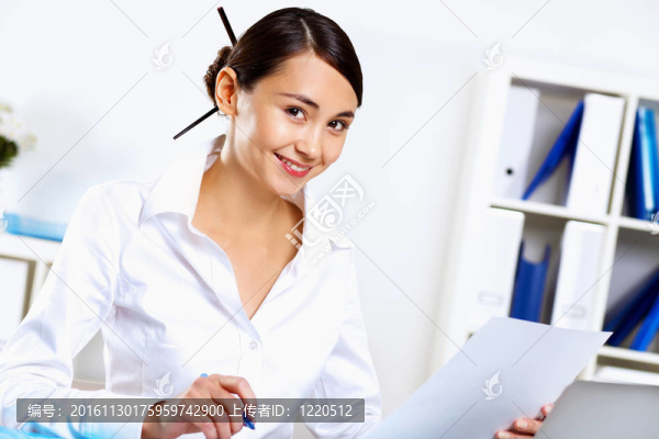 辦公室里的年輕女士