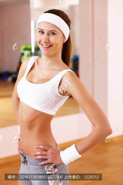 年輕女子在健身房做運動