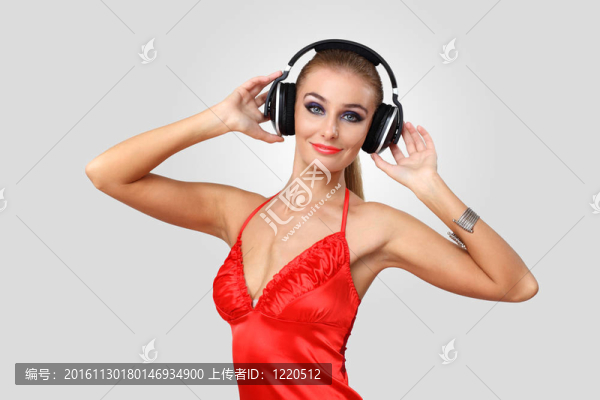 穿晚禮服的年輕女人