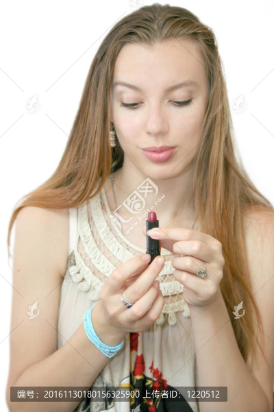 漂亮的女孩和口紅