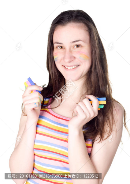 微笑的女孩用彩色顯示顏色的粉筆