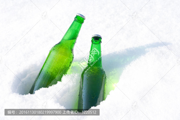 雪中的啤酒瓶