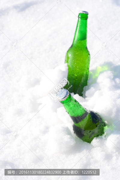雪中的啤酒瓶