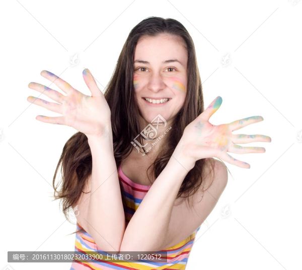 面帶彩色臉的面帶微笑的女孩