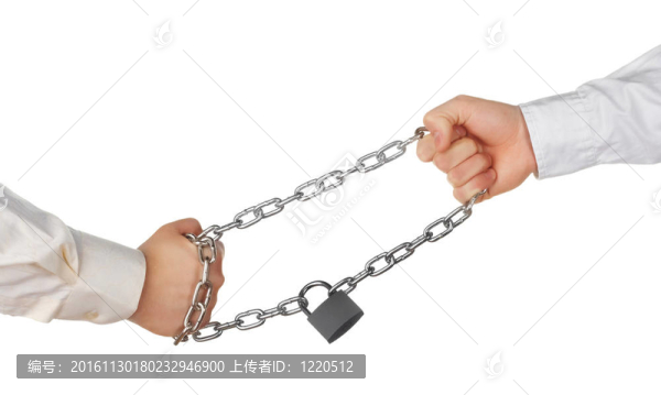 兩只手拉著一個鎖著的鏈子