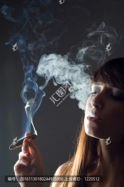 女孩吸煙雪茄的背光圖像