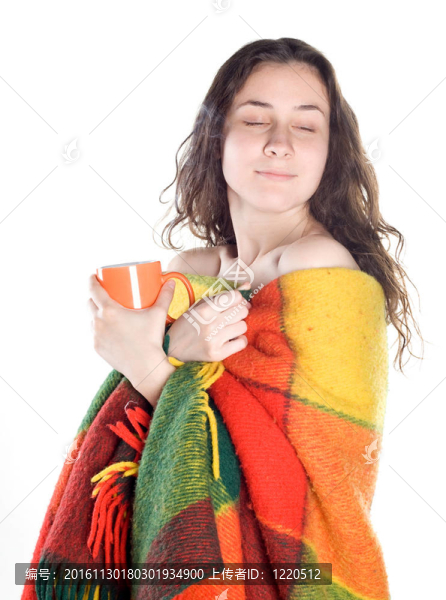 瞌睡的微笑女孩滾在地毯上喝熱茶