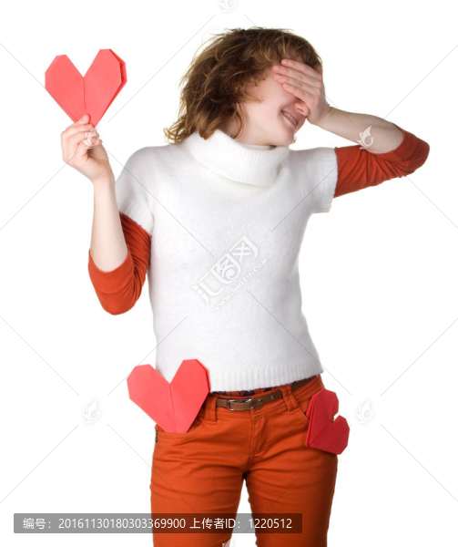 女孩拿著折紙的心