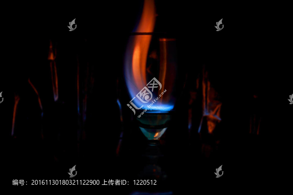 有火的火焰在黑色背景上的火焰