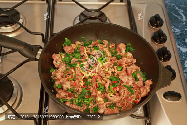 烤的肉和奶酪；新鮮香料