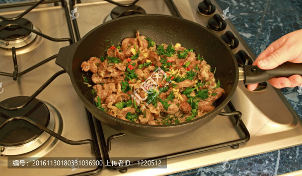 烤的肉和奶酪；新鮮香料