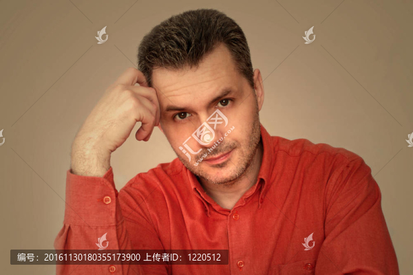 穿紅襯衫的漂亮男人的肖像