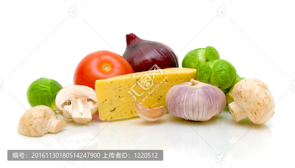 白色背景上的蘑菇和蔬菜