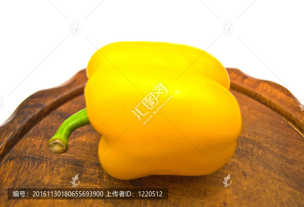 單黃胡椒在切割板上
