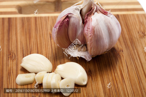 餐桌上的大蒜