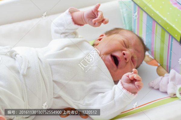 哭泣的新生女嬰