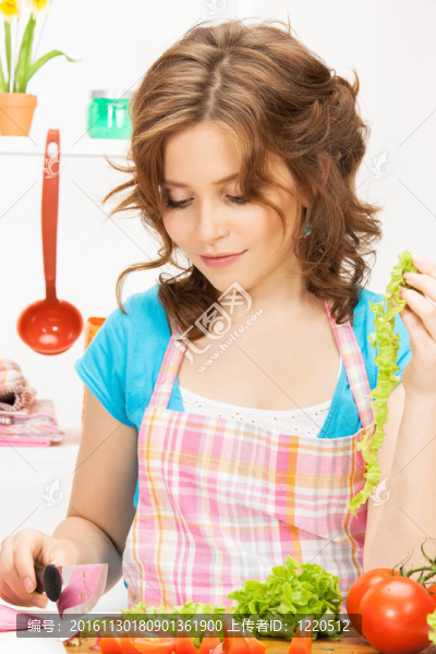 廚房里的漂亮女人
