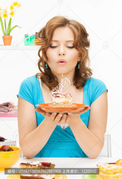可愛的家庭主婦蛋糕和蠟燭