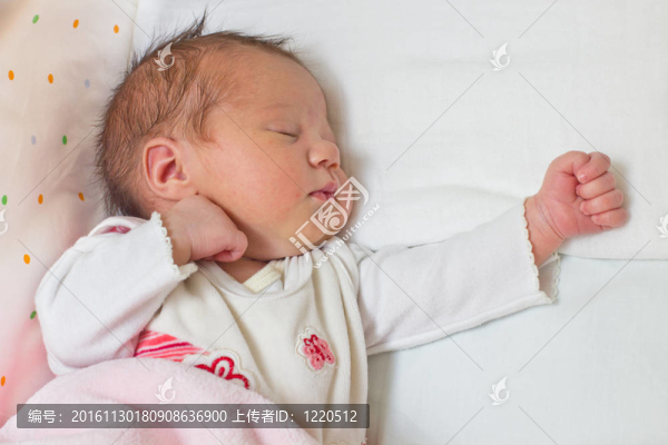 剛出生的女嬰