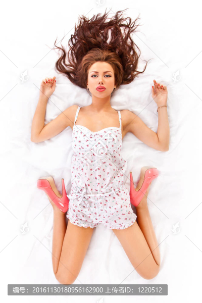 美麗年輕女子躺在床上的畫像