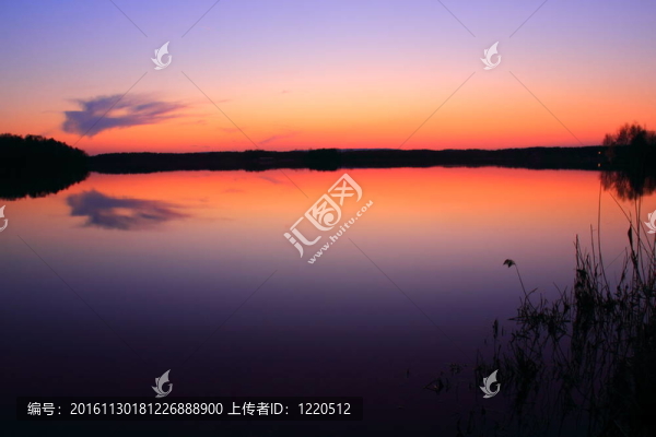 在湖的日落