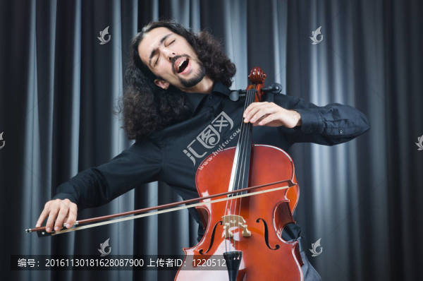 男人拉大提琴