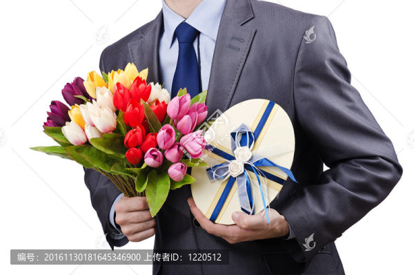 用禮品盒和鮮花的商人