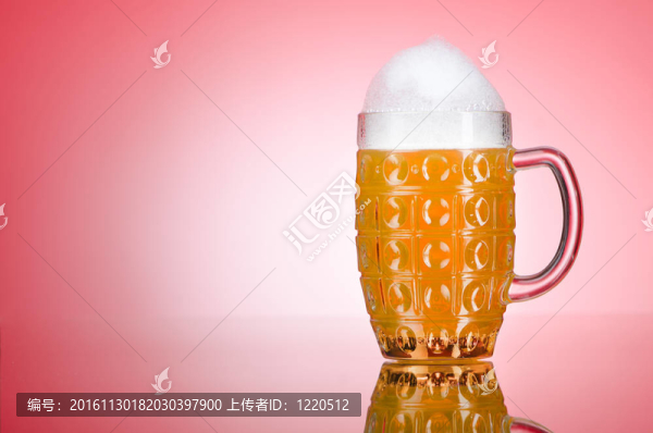 桌上的啤酒杯