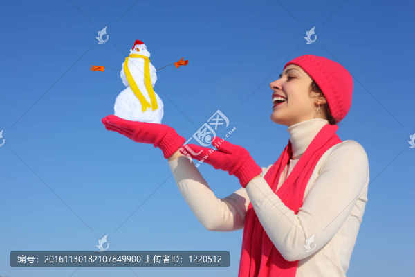 戴紅色手套的年輕女子在藍(lán)天拼貼雪人