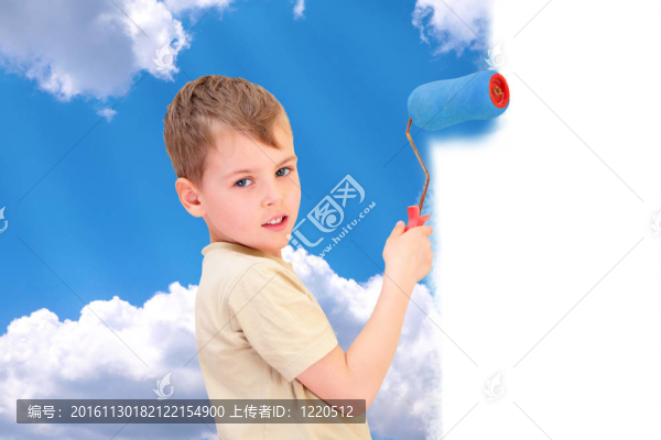 一個男孩用滾軸畫天空與云拼貼