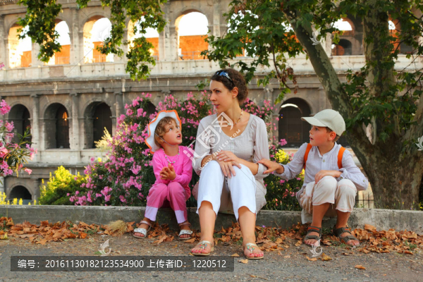 年輕的母親；小兒子和女兒坐在羅馬圓形大劇場附近和說話；關注母親