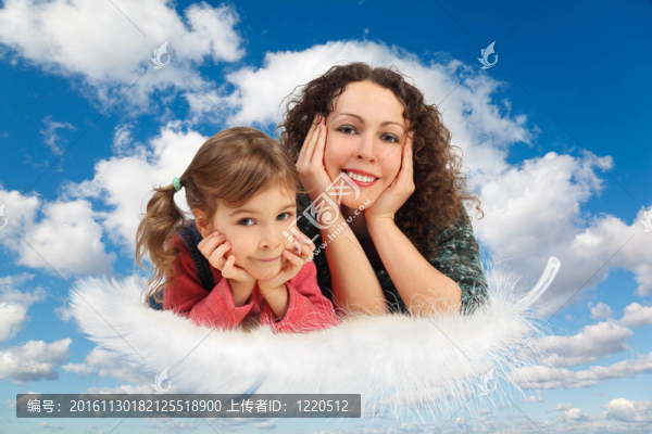 母親與女兒羽毛上的白色；蓬松的云彩在藍天拼貼