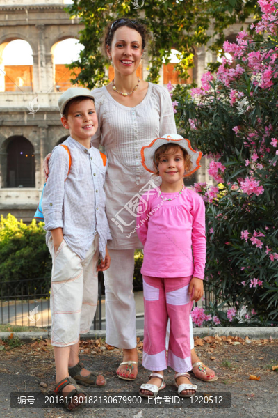 年輕的母親；小兒子和女兒都在羅馬圓形大劇場附近