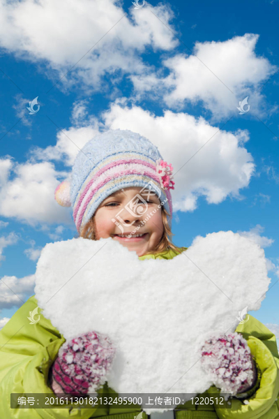 微笑的小女孩手牽手雪花心在冬日天空拼貼