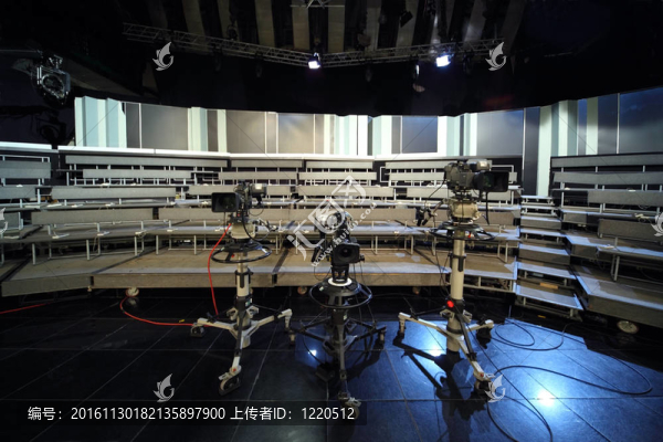 三專業(yè)黑色攝像機在電視演播室；觀眾席